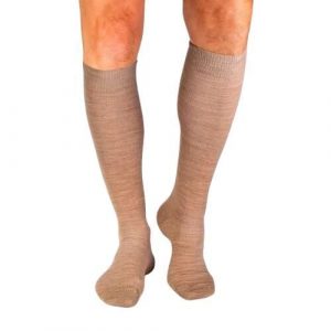 Długie skarpetki 3/4 z cienkiej wełny w kolorze beżowym. Brązowe skarpetki OEM, bez wzorów, z wełny. W wyprzedaży za 57,39 zł.