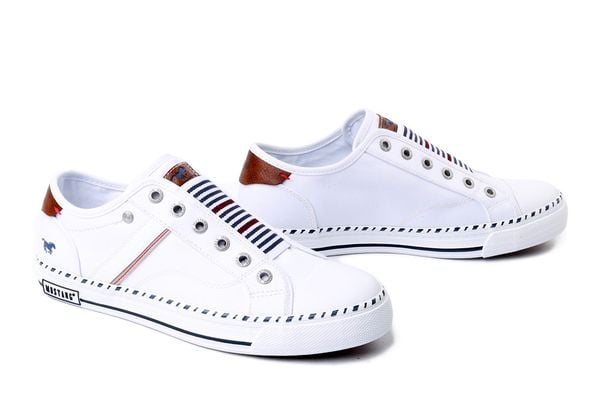 MUSTANG 26M0152002 white, półbuty damskie. Białe półbuty Mustang, bez wzorów, z gumy, bez obcasa, bez zapięcia. Za 244,90 zł.