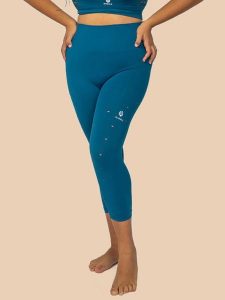 Anaissa Legginsy sportowe "Namasté" w kolorze niebieskim rozmiar: M/L. Niebieskie legginsy Anaissa, l, bez wzorów, z podwyższonym stanem, outdoorowe. Za 100,75 zł.