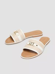 S.Oliver Klapki w kolorze białym rozmiar: 37. Białe klapki s.Oliver, bez wzorów, z otwartym noskiem, bez obcasa. Za 100,99 zł.