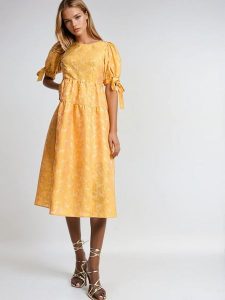 Monki Sukienka w kolorze pomarańczowym rozmiar: M. Pomarańczowe sukienki Monki, m, bez wzorów, bez kołnierzyka, bez ramiączek, midi. Za 104,99 zł.