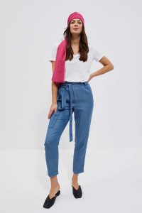 Szal z drobnym metalicznym nadrukiem truskawkowy. Czerwone szaliki MOODO, bez wzorów, z poliesteru. W wyprzedaży za 16,99 zł.