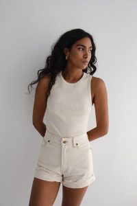 Top na ramiączkach prążkowanej dzianiny w kolorze WARM BEIGE - ISLA-M. Brązowe topy Marsala, m, bez wzorów, z bawełny, bez kołnierzyka, bez ramiączek. Za 119,90 zł.