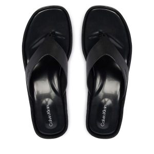 Japonki Calvin Klein. Czarne klapki Calvin Klein, bez wzorów, bez obcasa. Za 455,99 zł.