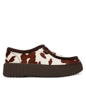 Półbuty Clarks. Brązowe półbuty Clarks, bez wzorów, bez obcasa, na płaskiej podeszwie, bez zapięcia. Za 452,99 zł.