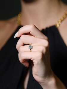 Maison héritage PARIS Złoty pierścionek "Chiara" z diamentami i topazem rozmiar: 54. Żółte pierścionki Maison héritage PARIS, z diamentem, złote. Za 1 304,99 zł.