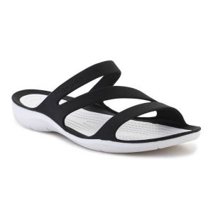 Klapki Crocs Swiftwater Sandal W 203998-066 czarne. Czarne klapki bez wzorów, bez obcasa. Za 303,63 zł.