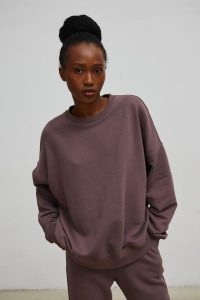 Bluza damska o kroju regular fit w kolorze BROWNIE CAKE - PHENIX. Bluzy Marsala, uniwersalny, bez wzorów, z bawełny, bez kaptura. Za 259,90 zł.