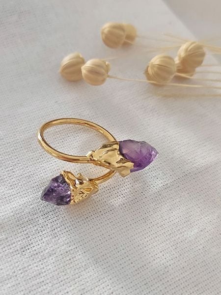 Nakkash Pozłacany pierścionek z ametystami rozmiar: onesize. Różowe pierścionki Nakkash, z ametystem, pozłacane. Za 139,54 zł.