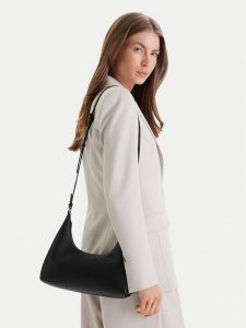 Calvin Klein Torebka Emblem Aop Perfor Lthr Bag LV04F3367G Czarny. Czarne torebki klasyczne Calvin Klein, bez wzorów, ze skóry, bez dodatków. Za 636,99 zł.