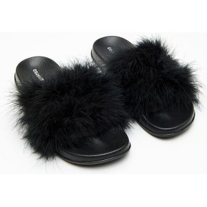 Klapki ze sztucznym futerkiem - Czarny. Klapki marki Cropp. Za 59,99 zł.