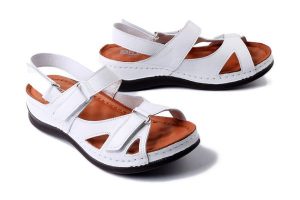 ARTIKER RELAKS 56C0849 biały, sandały damskie. Białe sandały Artiker Relaks, bez wzorów, bez obcasa, bez zapięcia. Za 160,93 zł.