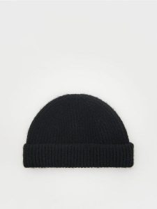 Czapka beanie - czarny. Czarne czapki Reserved, bez wzorów. Za 49,99 zł.