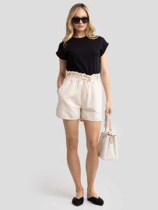 Szorty damskie paperbag kremowe Oliana 103. Białe szorty Big Star, bez wzorów, z dzianiny, eleganckie. W wyprzedaży za 59,99 zł.