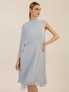 APART Sukienka w kolorze błękitnym rozmiar: 36. Niebieskie sukienki Apart, na co dzień, z aplikacjami, bez kołnierzyka, bez ramiączek, midi, proste. Za 217,99 zł.