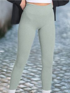 Legginsy high waist w prążek - zielony. Zielone legginsy Sinsay, bez wzorów, z podwyższonym stanem. Za 39,99 zł.