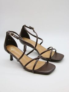 Bellucci Sandały w kolorze czarnym rozmiar: 40. Czarne sandały Bellucci, bez wzorów, z otwartym noskiem, bez obcasa, na koturnie, bez zapięcia. Za 100,99 zł.