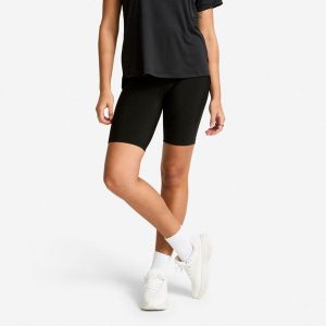 Krótkie legginsy damskie Domyos Basic. Czarne legginsy DECATHLON, bez wzorów, z elastanu, krótkie. Za 32,49 zł.