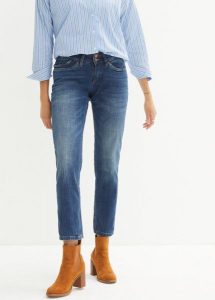 Jeansy o kroju mom ze średnim stanem. Niebieskie jeansy bonprix, bez wzorów, z jeansu. Za 132,99 zł.