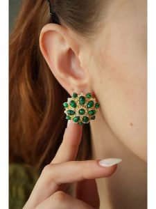 Pierres delicates Pozłacane kolczyki z malachitami rozmiar: onesize. Zielone kolczyki Pierres delicates, z malachitem, pozłacane. Za 74,11 zł.