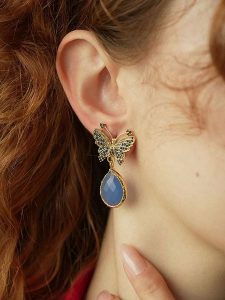 L'Atelier de Gaia Pozłacane kolczyki-wkrętki z kocim okiem i cyrkoniami rozmiar: onesize. Niebieskie kolczyki L'Atelier de Gaia, z cyrkonią, pozłacane. Za 91,99 zł.