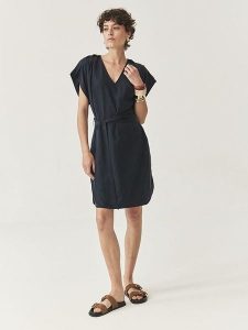 TATUUM Sukienka "Ovita" w kolorze granatowym rozmiar: S. Sukienki Tatuum, s, bez wzorów, z lyocellu, bez kołnierzyka, bez ramiączek, midi. Za 162,11 zł.