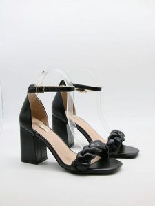 Bellucci Sandały w kolorze czarnym na obcasie rozmiar: 37. Czarne sandały Bellucci, bez wzorów, z otwartym noskiem, bez obcasa, na koturnie, bez zapięcia. Za 105,38 zł.