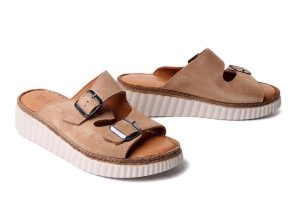 Artiker Relaks 58C2000 light brown, klapki damskie. Brązowe klapki Artiker Relaks, bez wzorów, z nubiku, bez obcasa, na koturnie. Za 229,90 zł.