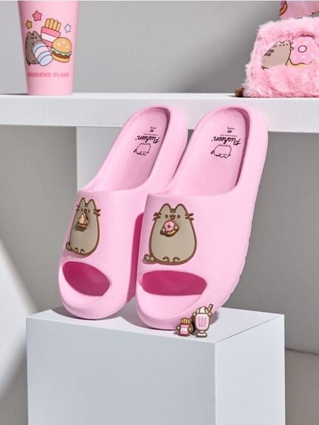 Klapki z wymiennymi przypinkami Pusheen the Cat - różowy. Czerwone klapki Sinsay, bez wzorów, bez obcasa. Za 35,99 zł.