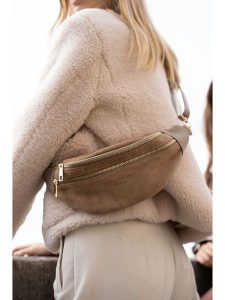 Maison héritage PARIS Skórzana saszetka "Mouki" w kolorze jasnobrązowym - 27 x 11,5 x 7,5 cm rozmiar: onesize. Brązowe nerki i saszetki Maison héritage PARIS, bez wzorów, z materiału. Za 239,99 zł.