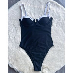 Strój kąpielowy jednoczęściowy elastyczny na plażę i basen Zoea. Czarne stroje jednoczęściowe Intica, bez wzorów, z materiału. Za 169,00 zł.