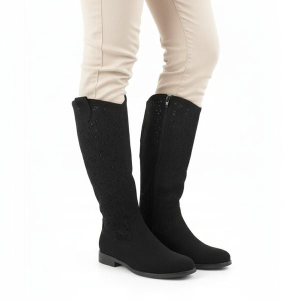 Kozaki damskie S.Barski, cholewka z materiału perforowana konstrukcja wysoka forma stabilny niski obcas miękka wkładka wygodne zapinane na suwak, cza. Czarne kozaki S.BARSKI, w ażurowe wzory, z jeansu, bez obcasa, na obcasie, bez zapięcia. Za 188,90 zł.