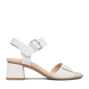 Sandały Remonte. Białe sandały Remonte, bez wzorów, bez obcasa, na słupku, bez zapięcia. Za 369,99 zł.