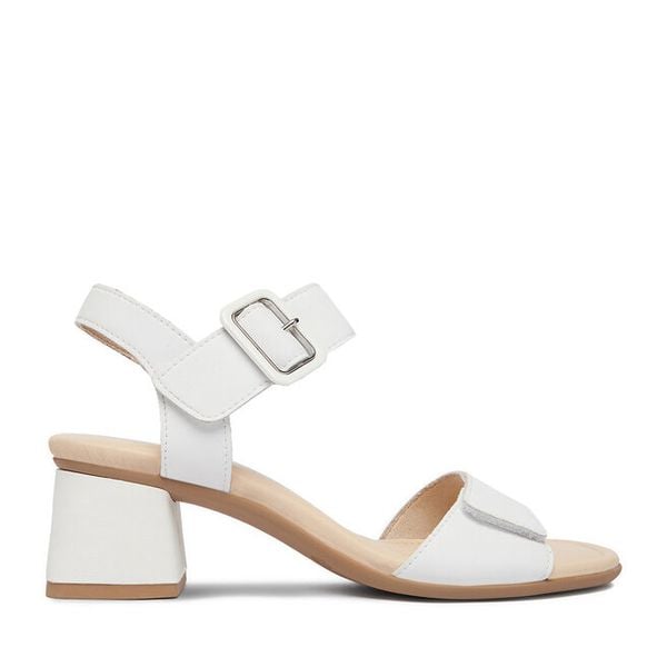 Sandały Remonte. Białe sandały Remonte, bez wzorów, bez obcasa, na słupku, bez zapięcia. Za 369,99 zł.