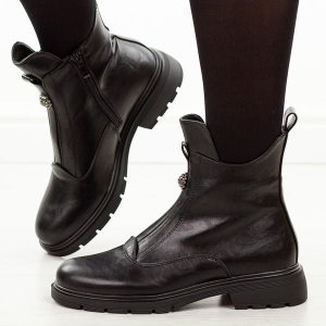 Czarne botki damskie M.Daszyński 2501-6. Czarne botki M.Daszyński, na jesień, bez wzorów, ze skóry, bez obcasa, bez zapięcia. Za 199,00 zł.
