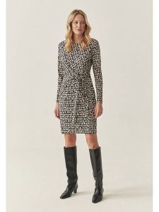 TATUUM Sukienka "Kilig" w kolorze czarno-kremowym rozmiar: M. Czarne sukienki Tatuum, m, bez wzorów, bez kołnierzyka, bez ramiączek, midi. Za 195,06 zł.