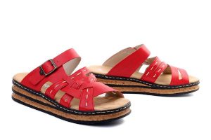 RIEKER 62976-33 red, klapki damskie. Czerwone klapki Rieker, bez wzorów, bez obcasa, na koturnie. Za 223,92 zł.