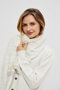 Szal w drobną kratkę. Szaliki MOODO, bez wzorów, z poliesteru. W wyprzedaży za 34,99 zł.