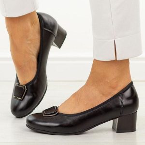 Czarne skórzane czółenka damskie Cambell 19413. Czarne czółenka Cambell, bez wzorów, ze skóry, z okrągłym noskiem, bez obcasa, na obcasie, bez zapięcia. W wyprzedaży za 192,72 zł.