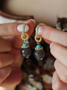 Pierres delicates Pozłacane kolczyki-kreole z labradorytami rozmiar: onesize. Szare kolczyki Pierres delicates, z labradorytem, pozłacane. Za 43,99 zł.