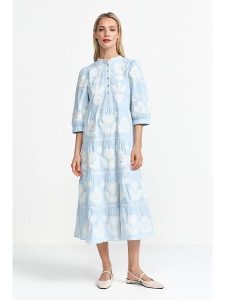 Rich & Royal Sukienka w kolorze błękitnym rozmiar: 38. Niebieskie sukienki Rich & Royal, bez wzorów, bez kołnierzyka, bez ramiączek, midi. Za 348,45 zł.