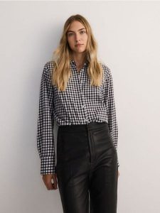 Bawełniana koszula w kratę - czarny. Czarne koszule Reserved, l, bez wzorów, z bawełny, bez kołnierzyka, bez ramiączek. W wyprzedaży za 69,99 zł.