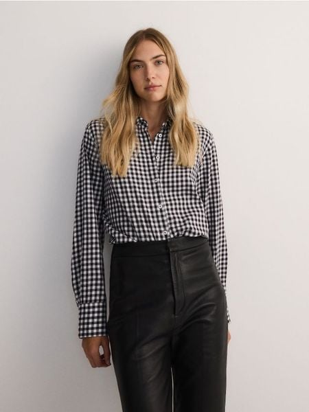 Bawełniana koszula w kratę - czarny. Czarne koszule Reserved, l, bez wzorów, z bawełny, bez kołnierzyka, bez ramiączek. W wyprzedaży za 69,99 zł.