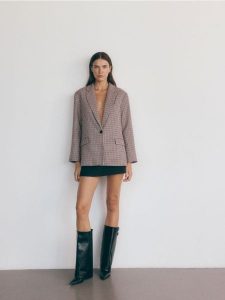 Marynarka oversize z dodatkiem wiskozy - wielobarwny. Marynarki i żakiety Reserved, l, bez wzorów, z tkaniny. W wyprzedaży za 199,99 zł.