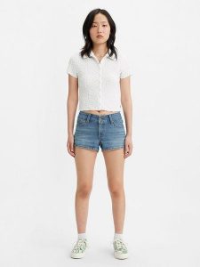 Levi's Szorty dżinsowe w kolorze niebieskim rozmiar: W26. Niebieskie szorty Levi's®, z aplikacjami, z bawełny, klasyczne. Za 74,46 zł.
