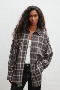 Koszula typu oversize w kratę w kolorze BRĄZOWYM - RENO 9359. Brązowe koszule Marsala, m, bez wzorów, ze lnu, bez kołnierzyka, bez ramiączek. Za 349,90 zł.