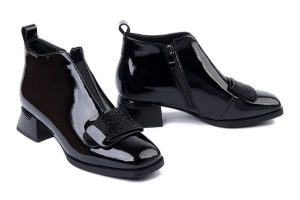ARTIKER RELAKS 57C1037 czarny, botki damskie. Czarne botki Artiker Relaks, bez wzorów, z gumy, bez obcasa, na obcasie, bez zapięcia. Za 359,90 zł.