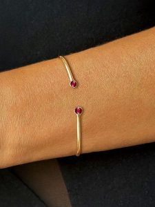 DIA DIAMONDS Pozłacana bransoletka z rubinami rozmiar: onesize. Czerwone bransoletki DIA DIAMONDS, z rubinem, pozłacane. Za 214,70 zł.