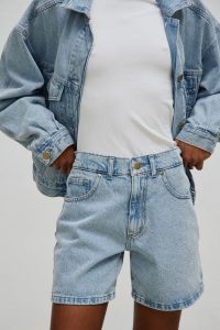 Szorty z szerokimi nogawkami w kolorze CLASSIC BLUE - TABOO. Niebieskie szorty Marsala, bez wzorów, z denimu. Za 299,90 zł.