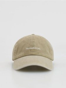 Czapka z daszkiem - musztardowy. Czapki Reserved, bez wzorów. Za 59,99 zł.